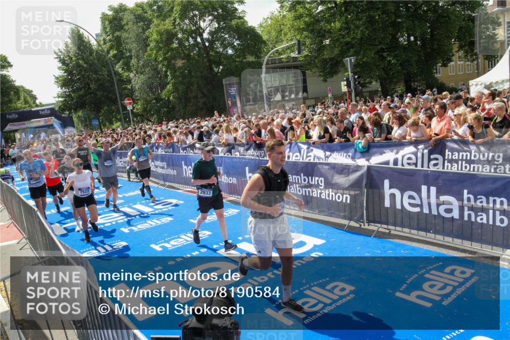 29.06.2025 - hella hamburg halbmarathon Michael Strokosch http://msf.ph/oto/8190584 29.06.2025 11:34:15 Ziel 1518, 2933, 3122, 5028, 5055, 5495, 5604, 6821, 7522, 9573, 10561, 12184, 12869, 15661, 15870, 17412, 19006 meine-sportfotos.de