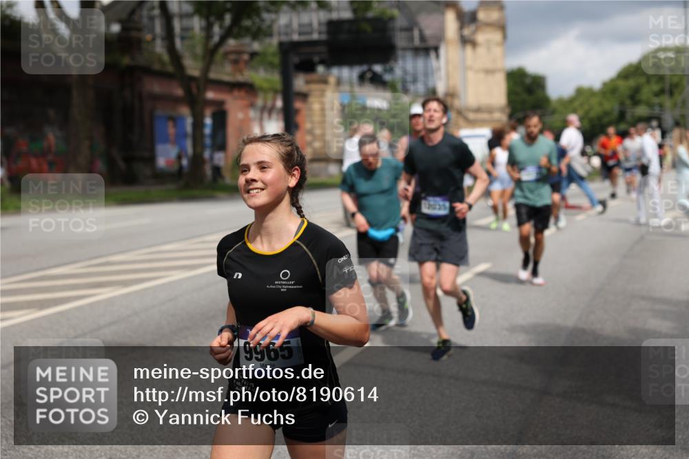 29.06.2025 - hella hamburg halbmarathon Yannick Fuchs http://msf.ph/oto/8190614 29.06.2025 10:43:55 20KM 2516, 2878, 2937, 3414, 3543, 3562, 3692, 4832, 5447, 5978, 6115, 6125, 6282, 7100, 7332, 7657, 8437, 8454, 8576, 8689, 8813, 8921, 9200, 9491, 9551, 9597, 9723, 9924, 9965, 10189, 11339, 11819, 11975, 12035, 12203, 12271, 13159, 13225, 13690, 13976, 14526, 14794, 14838, 15519, 15620, 15966, 16403, 16653, 16738, 16843, 16877, 16891, 17001, 17282, 17753, 17908, 18058, 18350, 18926, 18960, 19109 meine-sportfotos.de