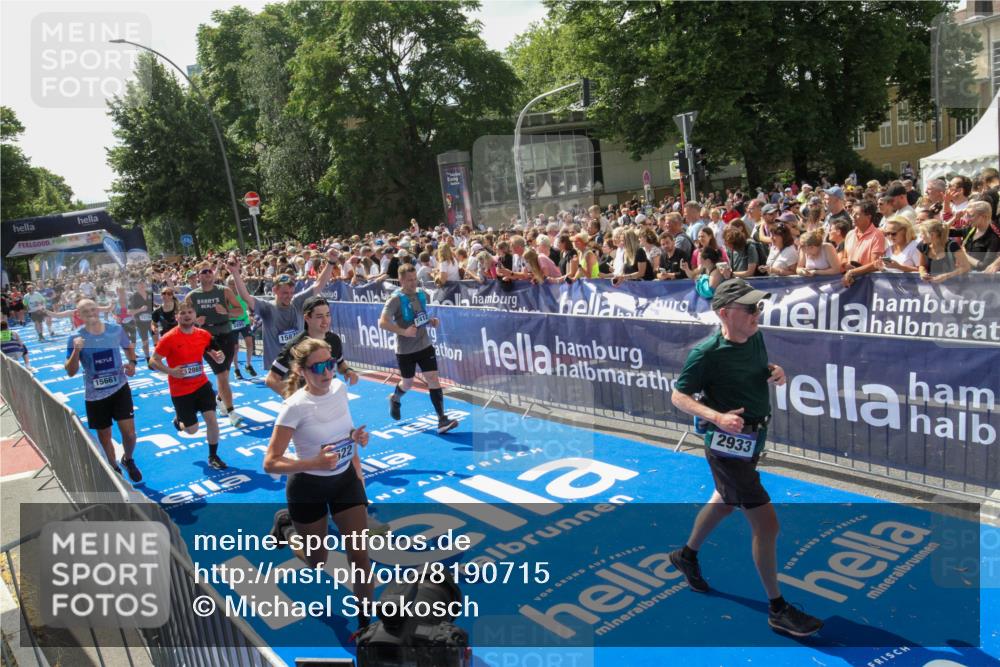 29.06.2025 - hella hamburg halbmarathon Michael Strokosch http://msf.ph/oto/8190715 29.06.2025 11:34:16 Ziel 1518, 2933, 3122, 5028, 5055, 5495, 5604, 6821, 7522, 9573, 10561, 12184, 12408, 12573, 12869, 15661, 15870, 17053, 17412, 19006 meine-sportfotos.de