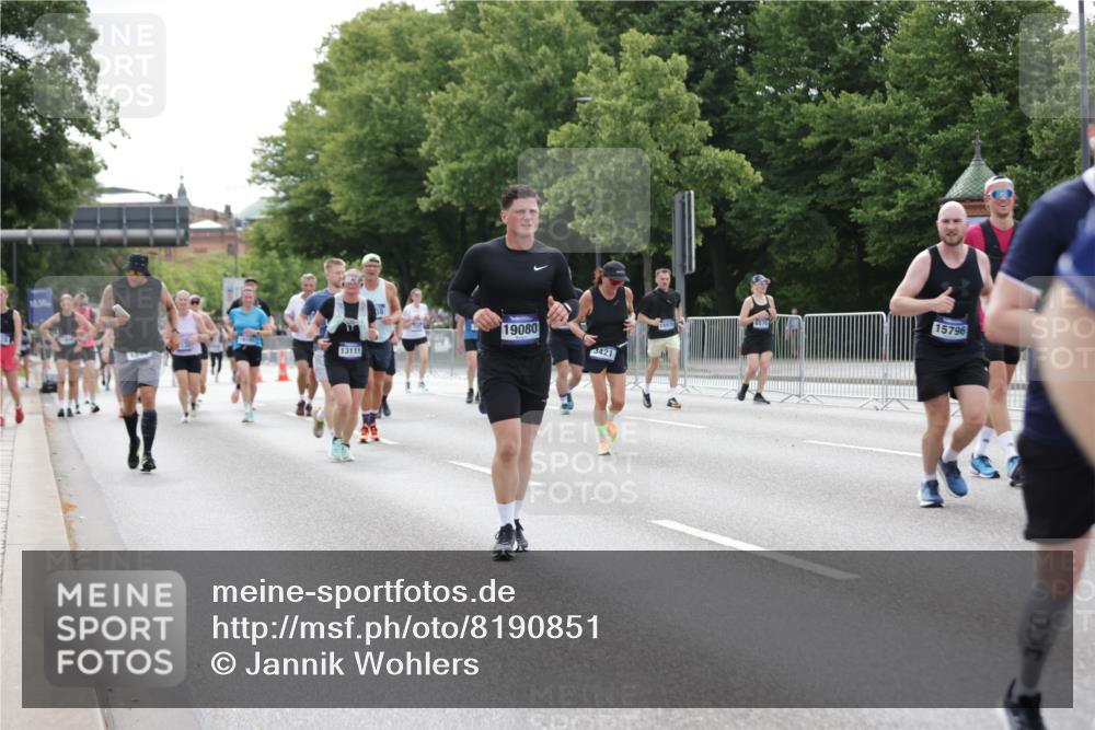29.06.2025 - hella hamburg halbmarathon Jannik Wohlers http://msf.ph/oto/8190851 29.06.2025 10:24:07 Lombardsbrücke 1064, 1352, 1395, 2132, 2280, 2477, 2944, 3053, 3113, 3132, 3421, 3786, 4111, 4162, 4221, 4464, 5138, 5829, 5830, 6261, 6478, 6524, 6526, 6570, 7528, 7975, 9063, 10907, 11651, 12070, 12303, 13111, 13113, 13380, 13573, 13638, 14143, 15796, 15975, 18077, 18105, 19080 meine-sportfotos.de