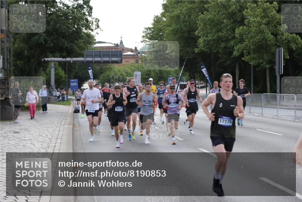 29.06.2025 - hella hamburg halbmarathon Jannik Wohlers http://msf.ph/oto/8190853 29.06.2025 09:44:51 Lombardsbrücke 1758, 1990, 2746, 3043, 4050, 5070, 5328, 5746, 6781, 7272, 7651, 7723, 8209, 8883, 9137, 9381, 10171, 10486, 11169, 11413, 12049, 12595, 12900, 14140, 14289, 15621, 15672, 15883, 16157, 16711, 16713, 16818, 17175, 17374, 17428, 18102, 18692, 18737, 18837, 18871, 19142, 19194, 19202, 19203, 19204 meine-sportfotos.de