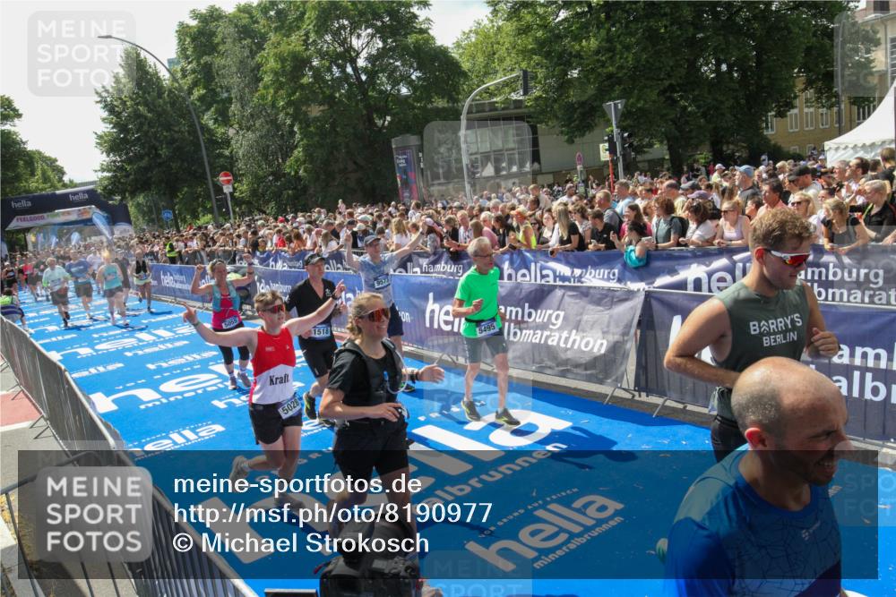 29.06.2025 - hella hamburg halbmarathon Michael Strokosch http://msf.ph/oto/8190977 29.06.2025 11:34:19 Ziel 1518, 1627, 5028, 5055, 5495, 5604, 6821, 9573, 10561, 12097, 12408, 12573, 13177, 15661, 17053, 18518, 19006 meine-sportfotos.de