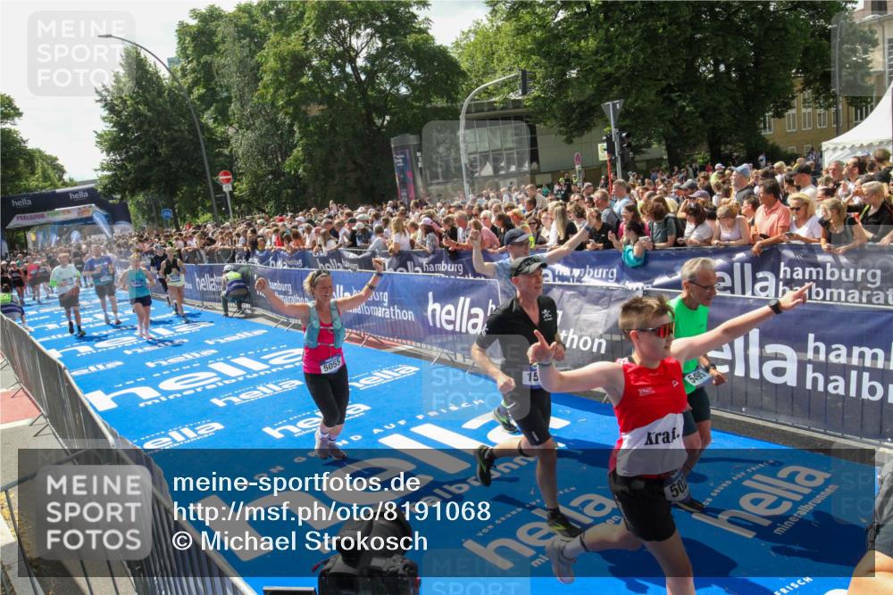 29.06.2025 - hella hamburg halbmarathon Michael Strokosch http://msf.ph/oto/8191068 29.06.2025 11:34:20 Ziel 1518, 1627, 3717, 5028, 5055, 5495, 5604, 6821, 7235, 9573, 10561, 12097, 12408, 12573, 13177, 17053, 18293, 18518, 19006, 19061 meine-sportfotos.de