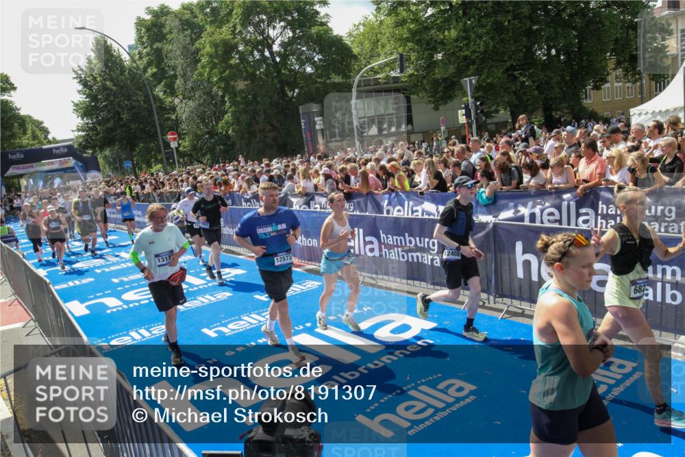 29.06.2025 - hella hamburg halbmarathon Michael Strokosch http://msf.ph/oto/8191307 29.06.2025 11:34:24 Ziel 1102, 1472, 1479, 1627, 3717, 5604, 6821, 7235, 7823, 8716, 12097, 12237, 12238, 12408, 12508, 12573, 13177, 17053, 18293, 18518, 19061 meine-sportfotos.de