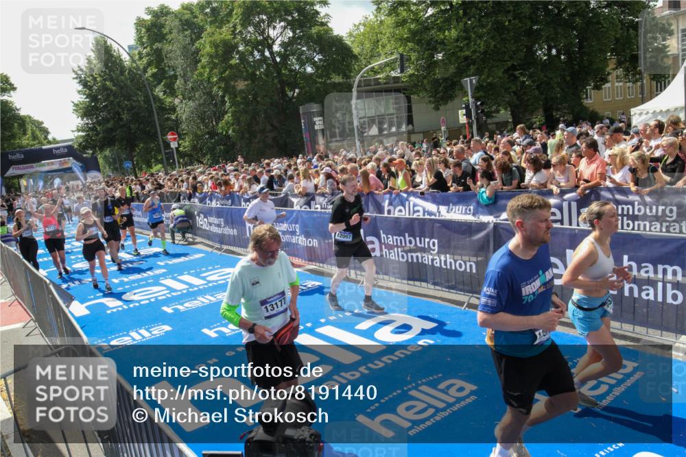 29.06.2025 - hella hamburg halbmarathon Michael Strokosch http://msf.ph/oto/8191440 29.06.2025 11:34:25 Ziel 1102, 1472, 1479, 1627, 3717, 7235, 7823, 8716, 9799, 12097, 12237, 12238, 12408, 12508, 12573, 13177, 13311, 17053, 18293, 18518, 19061 meine-sportfotos.de