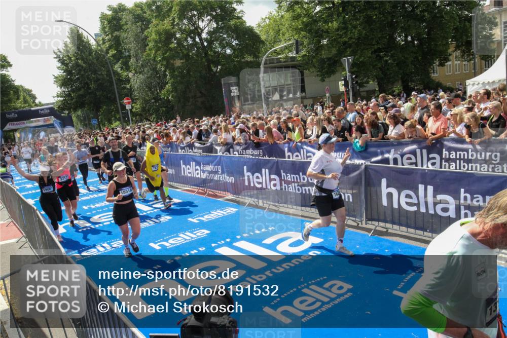 29.06.2025 - hella hamburg halbmarathon Michael Strokosch http://msf.ph/oto/8191532 29.06.2025 11:34:26 Ziel 1102, 1472, 1479, 1627, 3717, 7235, 7823, 8716, 9799, 12097, 12237, 12238, 12508, 13177, 13311, 14086, 18293, 18518, 19061 meine-sportfotos.de
