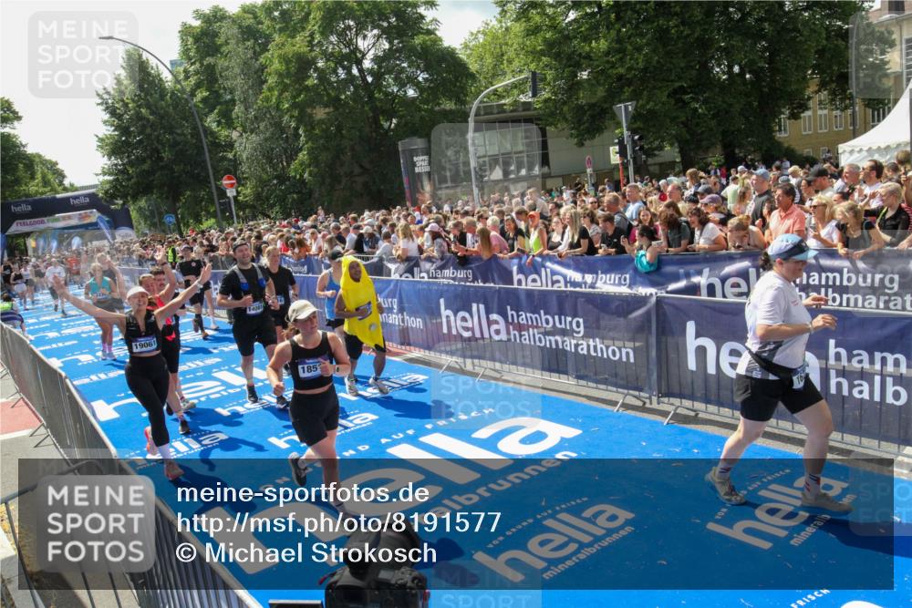29.06.2025 - hella hamburg halbmarathon Michael Strokosch http://msf.ph/oto/8191577 29.06.2025 11:34:27 Ziel 1102, 1472, 1479, 1627, 3717, 7235, 7823, 8716, 9799, 12237, 12238, 12508, 13311, 14086, 15907, 18293, 18518, 19061 meine-sportfotos.de