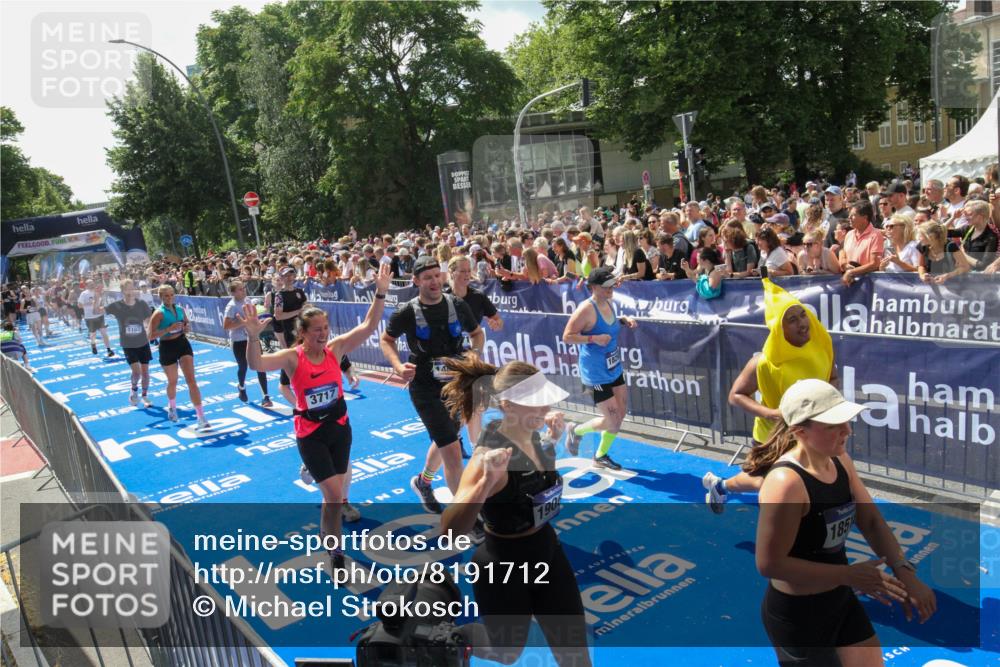 29.06.2025 - hella hamburg halbmarathon Michael Strokosch http://msf.ph/oto/8191712 29.06.2025 11:34:28 Ziel 1102, 1472, 1479, 3717, 7235, 7823, 8716, 9799, 11157, 12237, 12238, 12508, 13311, 14086, 15907, 17478, 18293, 18518, 19061 meine-sportfotos.de