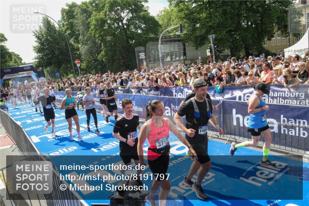 29.06.2025 - hella hamburg halbmarathon Michael Strokosch http://msf.ph/oto/8191797 29.06.2025 11:34:29 Ziel 1102, 1472, 1479, 3717, 7235, 7823, 8716, 9799, 11157, 12237, 12238, 12508, 13311, 14086, 15907, 17478, 18174, 18293, 19061 meine-sportfotos.de