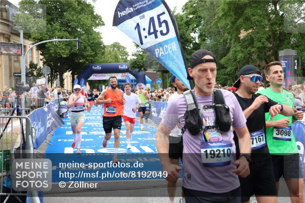 29.06.2025 - hella hamburg halbmarathon Zöllner http://msf.ph/oto/8192049 29.06.2025 10:44:59 Ziel 1424, 1520, 2098, 2890, 4425, 9030, 9720, 12161, 16058, 17382, 17406, 17544, 18055, 18631 meine-sportfotos.de