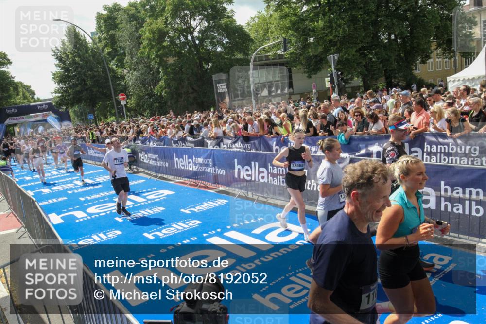 29.06.2025 - hella hamburg halbmarathon Michael Strokosch http://msf.ph/oto/8192052 29.06.2025 11:34:31 Ziel 1102, 1472, 1479, 3927, 5165, 8914, 9675, 9799, 11157, 12237, 12238, 12508, 13311, 14086, 15907, 17478, 18174, 19139 meine-sportfotos.de