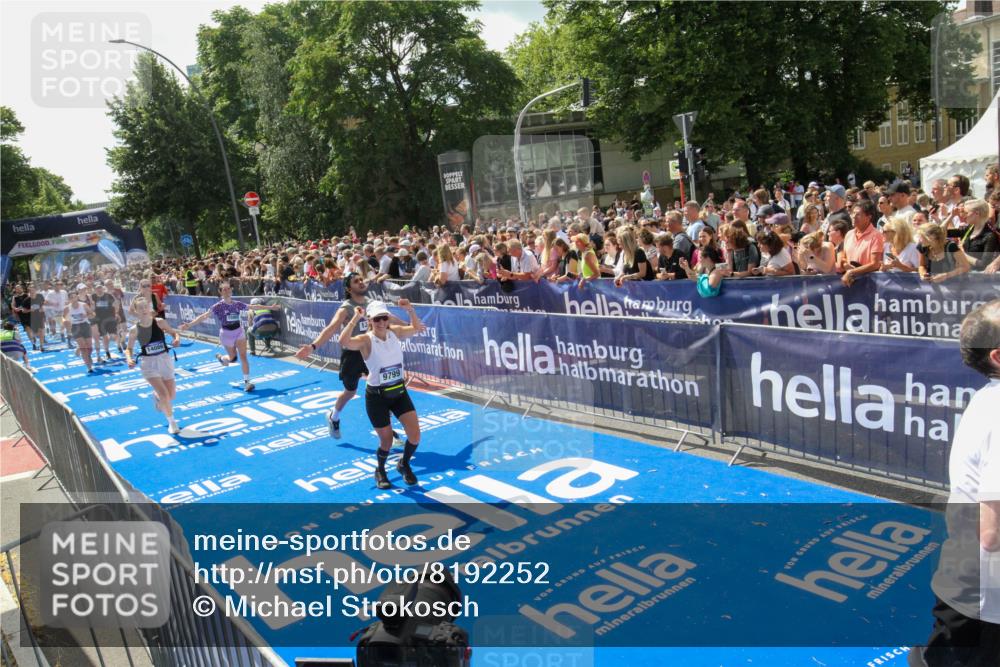 29.06.2025 - hella hamburg halbmarathon Michael Strokosch http://msf.ph/oto/8192252 29.06.2025 11:34:33 Ziel 1300, 1472, 2085, 3927, 5165, 6773, 7053, 8914, 9248, 9675, 9799, 10088, 10836, 11157, 13092, 13311, 14086, 14305, 15907, 17478, 18174, 19138, 19139 meine-sportfotos.de