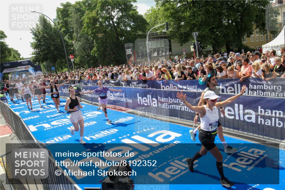 29.06.2025 - hella hamburg halbmarathon Michael Strokosch http://msf.ph/oto/8192352 29.06.2025 11:34:34 Ziel 1300, 2085, 3927, 5165, 6773, 7053, 8914, 9248, 9675, 9799, 10088, 10836, 11157, 13092, 13311, 14086, 14305, 15907, 17478, 18174, 19138, 19139 meine-sportfotos.de