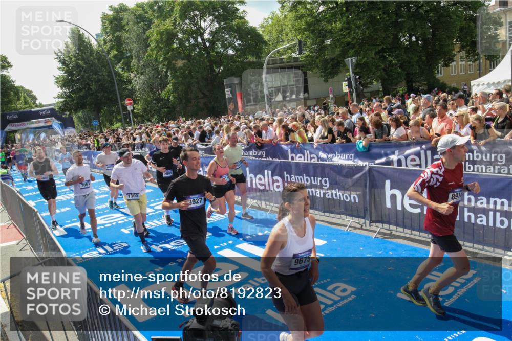 29.06.2025 - hella hamburg halbmarathon Michael Strokosch http://msf.ph/oto/8192823 29.06.2025 11:34:39 Ziel 1300, 2085, 3927, 3995, 4347, 5165, 6515, 6773, 7053, 8914, 9248, 9675, 10088, 10606, 10836, 11921, 13092, 14305, 18929, 19138, 19139 meine-sportfotos.de
