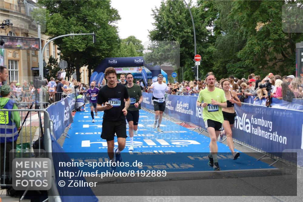 29.06.2025 - hella hamburg halbmarathon Zöllner http://msf.ph/oto/8192889 29.06.2025 10:45:09 Ziel 1171, 2270, 3917, 4997, 6266, 6575, 6819, 7709, 7843, 9302, 9710, 10313, 10741, 11688, 13919, 15334, 15365, 16685, 16689, 17381, 17960 meine-sportfotos.de