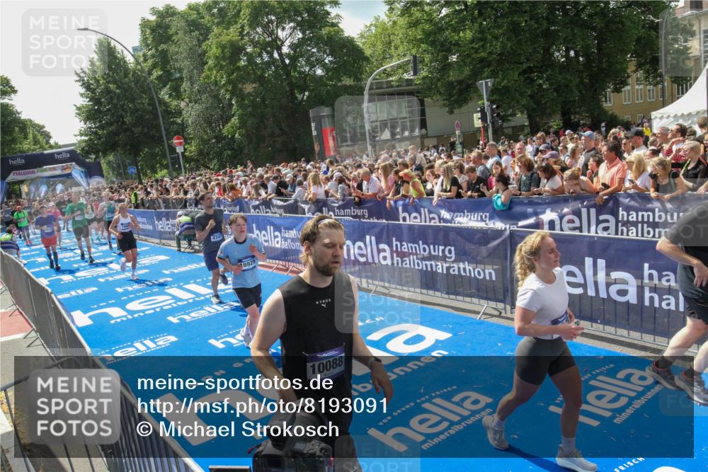 29.06.2025 - hella hamburg halbmarathon Michael Strokosch http://msf.ph/oto/8193091 29.06.2025 11:34:42 Ziel 3995, 4347, 6515, 9248, 10088, 10606, 10836, 11921, 12826, 12827, 13092, 14305, 16345, 16762, 17675, 18929 meine-sportfotos.de