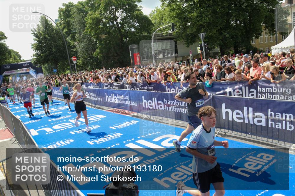 29.06.2025 - hella hamburg halbmarathon Michael Strokosch http://msf.ph/oto/8193180 29.06.2025 11:34:43 Ziel 3958, 3995, 4347, 6515, 10606, 11921, 11928, 12826, 12827, 16345, 16762, 17675, 18929 meine-sportfotos.de