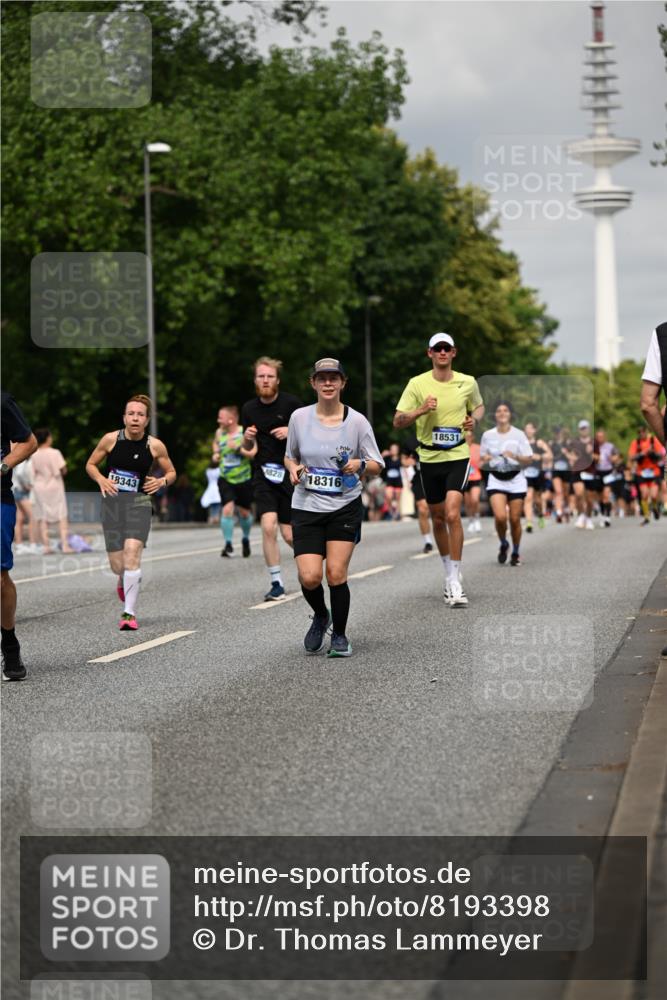 29.06.2025 - hella hamburg halbmarathon Dr. Thomas Lammeyer http://msf.ph/oto/8193398 29.06.2025 10:11:14 Kennedybrücke 4502, 5287, 5807, 5845, 6314, 6664, 9560, 10212, 10703, 11114, 11394 meine-sportfotos.de