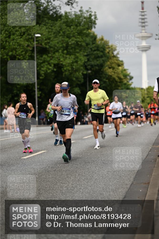 29.06.2025 - hella hamburg halbmarathon Dr. Thomas Lammeyer http://msf.ph/oto/8193428 29.06.2025 10:11:15 Kennedybrücke 4502, 5287, 5807, 5845, 5926, 6314, 6664, 9560, 10212, 10703, 11114, 11394 meine-sportfotos.de