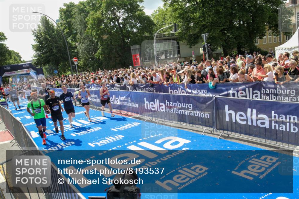 29.06.2025 - hella hamburg halbmarathon Michael Strokosch http://msf.ph/oto/8193537 29.06.2025 11:34:49 Ziel 1557, 2280, 2477, 3958, 4372, 4555, 5497, 8715, 11928, 12826, 12827, 14014, 14112, 16345, 16762, 17369, 17675 meine-sportfotos.de