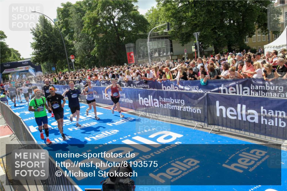 29.06.2025 - hella hamburg halbmarathon Michael Strokosch http://msf.ph/oto/8193575 29.06.2025 11:34:50 Ziel 1497, 1557, 2280, 2477, 2827, 3958, 4372, 4555, 5497, 8715, 11928, 14014, 14112, 17369, 17675 meine-sportfotos.de