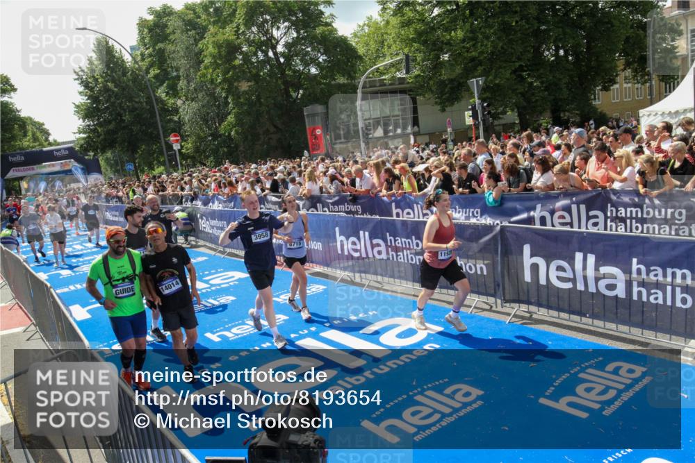 29.06.2025 - hella hamburg halbmarathon Michael Strokosch http://msf.ph/oto/8193654 29.06.2025 11:34:51 Ziel 1497, 1557, 2280, 2477, 2827, 3958, 4372, 4555, 5497, 8715, 11928, 13111, 13113, 14014, 14112, 15912, 17369 meine-sportfotos.de