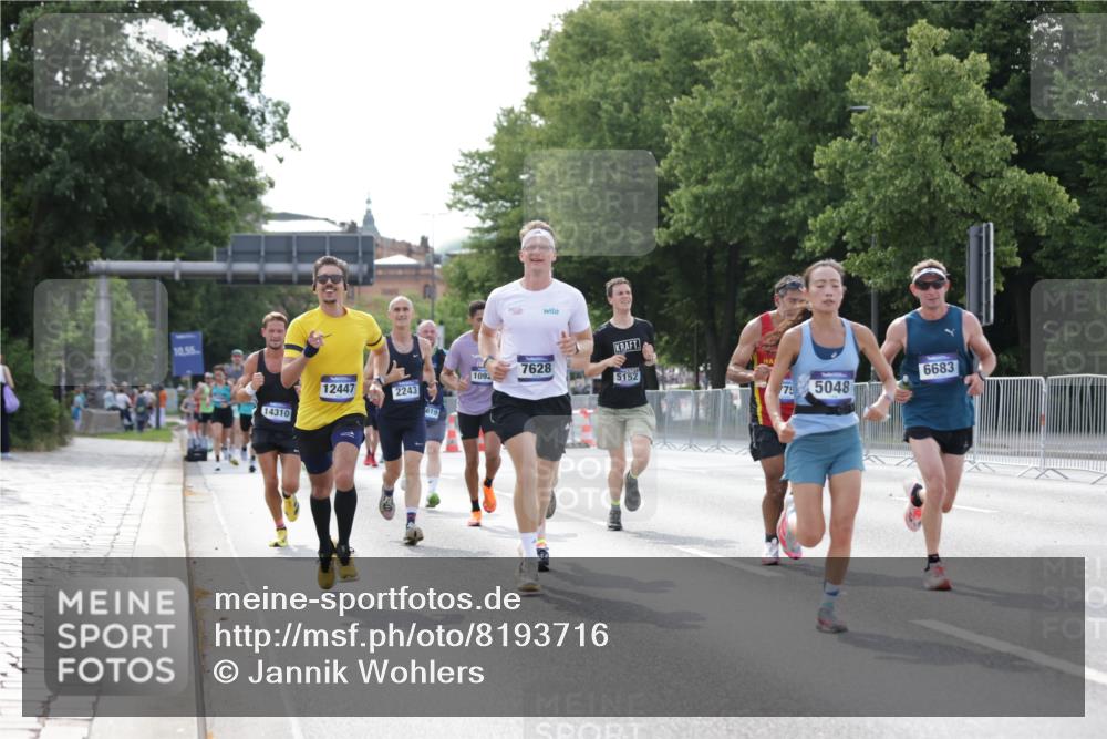 29.06.2025 - hella hamburg halbmarathon Jannik Wohlers http://msf.ph/oto/8193716 29.06.2025 09:46:13 Lombardsbrücke 1344, 1889, 2243, 4477, 4944, 5048, 5152, 6683, 7628, 8312, 8784, 10298, 10927, 10929, 11230, 11304, 11661, 12447, 12987, 13961, 14310, 14450, 15902, 16065, 16140, 16243, 16505, 16619, 16811, 16957, 17751, 18277, 18422 meine-sportfotos.de