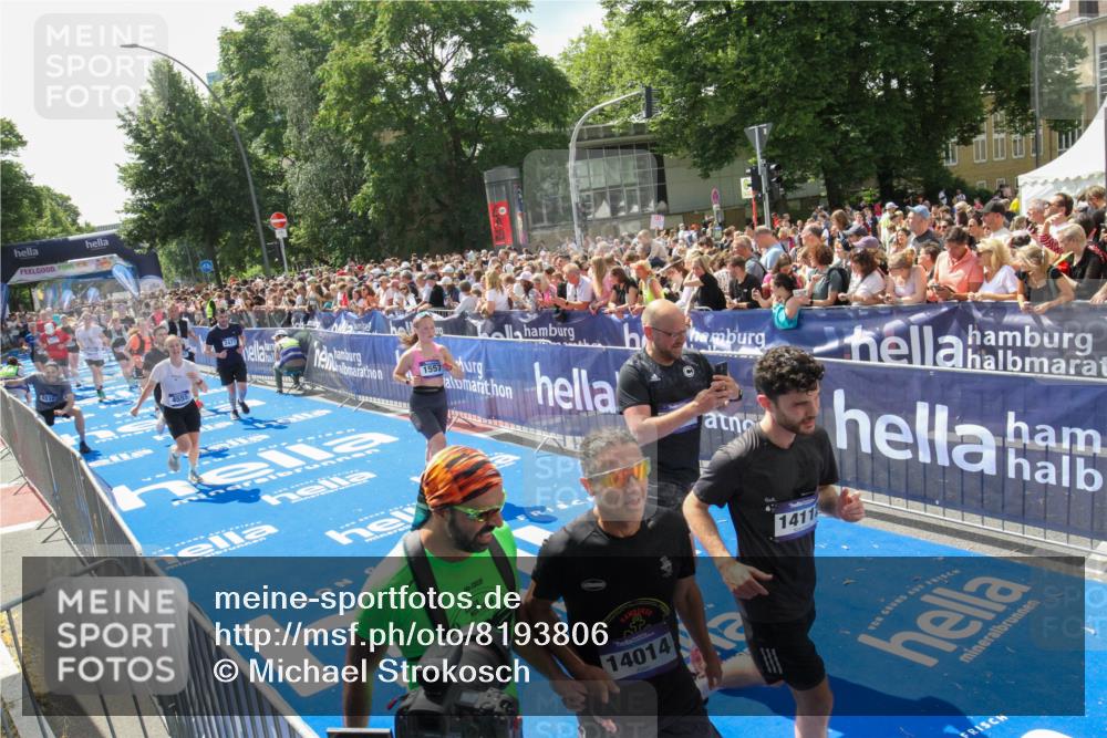 29.06.2025 - hella hamburg halbmarathon Michael Strokosch http://msf.ph/oto/8193806 29.06.2025 11:34:53 Ziel 1078, 1497, 1557, 2280, 2477, 2827, 4372, 4555, 5246, 5497, 8715, 12236, 13111, 13113, 14014, 14112, 14632, 15912, 16238, 17369, 17389, 17883 meine-sportfotos.de