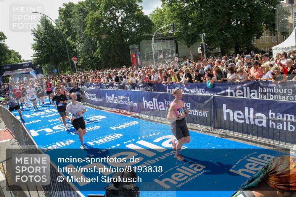 29.06.2025 - hella hamburg halbmarathon Michael Strokosch http://msf.ph/oto/8193838 29.06.2025 11:34:54 Ziel 1078, 1497, 1557, 2280, 2477, 2827, 3311, 4372, 4555, 5246, 5497, 11697, 12236, 12901, 13111, 13113, 14632, 15912, 16238, 17369, 17389, 17883 meine-sportfotos.de