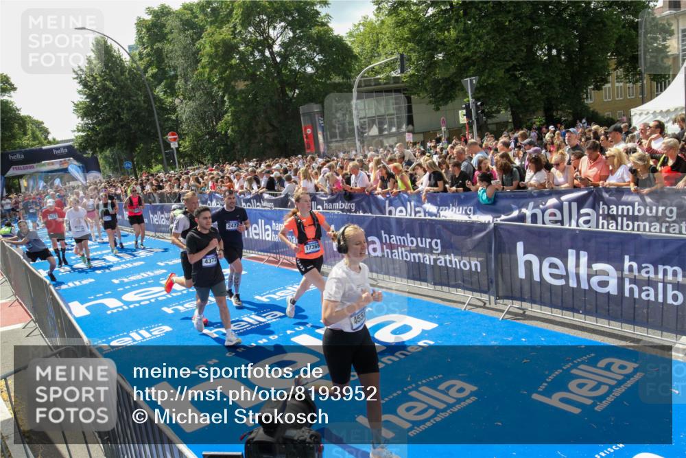 29.06.2025 - hella hamburg halbmarathon Michael Strokosch http://msf.ph/oto/8193952 29.06.2025 11:34:55 Ziel 1078, 1497, 1557, 2477, 2827, 3230, 3239, 3311, 4372, 5246, 5497, 11697, 12236, 12901, 13111, 13113, 14632, 15912, 15951, 16238, 17369, 17389, 17883 meine-sportfotos.de