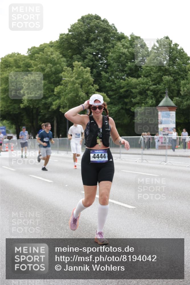 29.06.2025 - hella hamburg halbmarathon Jannik Wohlers http://msf.ph/oto/8194042 29.06.2025 10:24:29 Lombardsbrücke 1740, 2108, 2249, 3099, 4008, 4010, 4444, 5126, 9573, 11400, 11816, 11817, 14898, 15124, 15942, 17185, 17535, 17954, 18194, 18198 meine-sportfotos.de