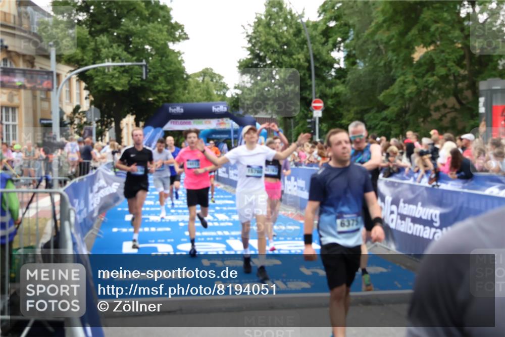 29.06.2025 - hella hamburg halbmarathon Zöllner http://msf.ph/oto/8194051 29.06.2025 10:45:22 Ziel 2188, 2367, 2470, 3186, 5706, 6054, 9105, 10064, 11469, 12783, 15563, 15636, 15741, 15760, 16513, 17499 meine-sportfotos.de
