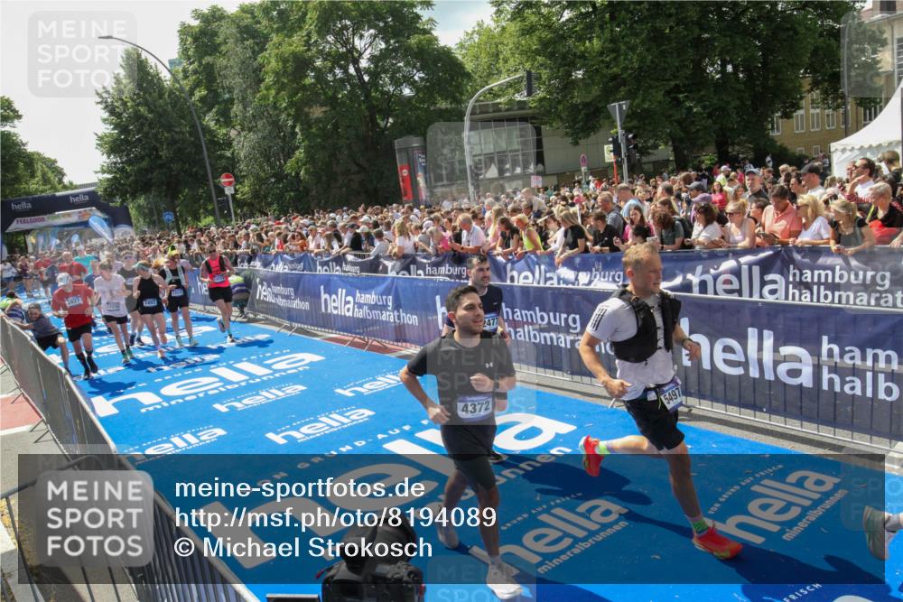 29.06.2025 - hella hamburg halbmarathon Michael Strokosch http://msf.ph/oto/8194089 29.06.2025 11:34:56 Ziel 1078, 1497, 2477, 2827, 3230, 3239, 3311, 4372, 5246, 5497, 11697, 12236, 12901, 13111, 13113, 14632, 15912, 15951, 15957, 16238, 16570, 17135, 17369, 17389, 17883 meine-sportfotos.de