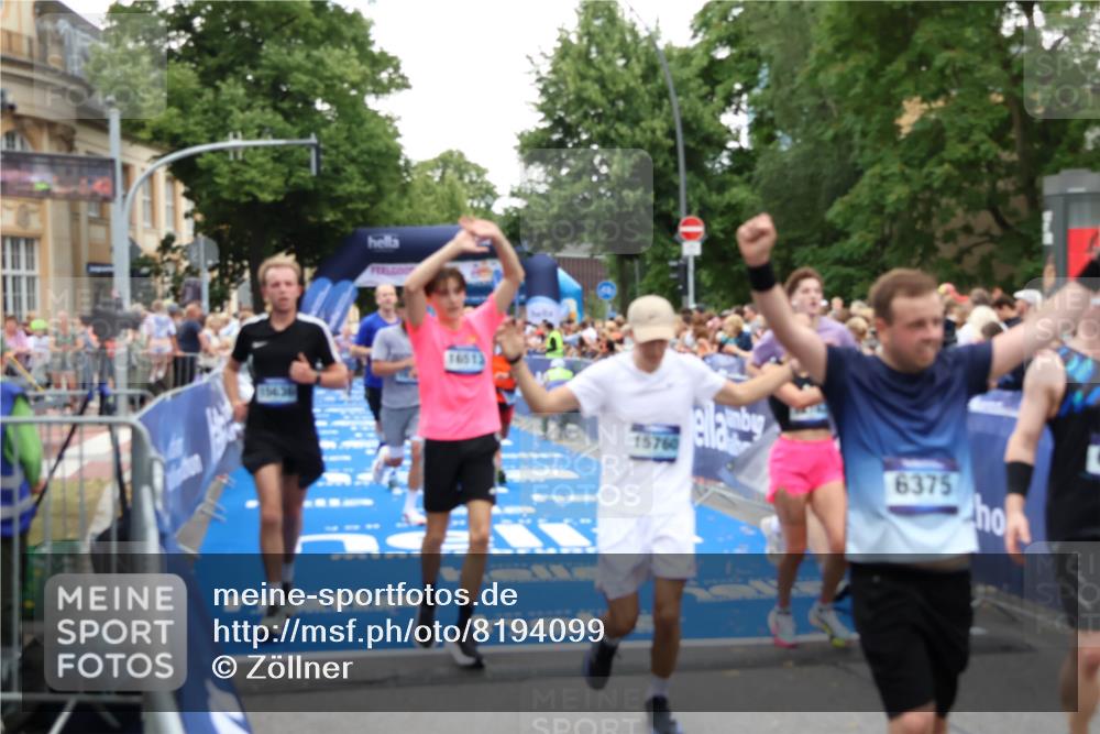 29.06.2025 - hella hamburg halbmarathon Zöllner http://msf.ph/oto/8194099 29.06.2025 10:45:23 Ziel 1697, 2188, 2367, 2470, 3186, 5706, 9105, 10064, 11469, 12783, 14703, 15563, 15636, 15741, 15760, 16513, 17499 meine-sportfotos.de