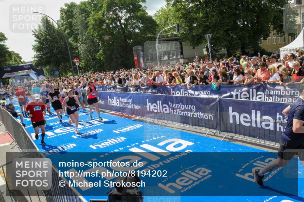 29.06.2025 - hella hamburg halbmarathon Michael Strokosch http://msf.ph/oto/8194202 29.06.2025 11:34:57 Ziel 1078, 1497, 2477, 2827, 3230, 3239, 3311, 4372, 4624, 5246, 11697, 12236, 12901, 13111, 13113, 14632, 15912, 15951, 15957, 16238, 16570, 17135, 17389, 17883 meine-sportfotos.de