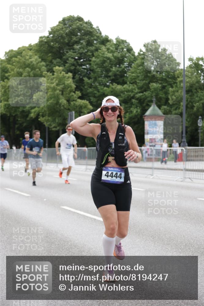 29.06.2025 - hella hamburg halbmarathon Jannik Wohlers http://msf.ph/oto/8194247 29.06.2025 10:24:29 Lombardsbrücke 1740, 2108, 2249, 3099, 4008, 4010, 4444, 5126, 9573, 11400, 11816, 11817, 14898, 15124, 15942, 17185, 17535, 17954, 18194, 18198 meine-sportfotos.de