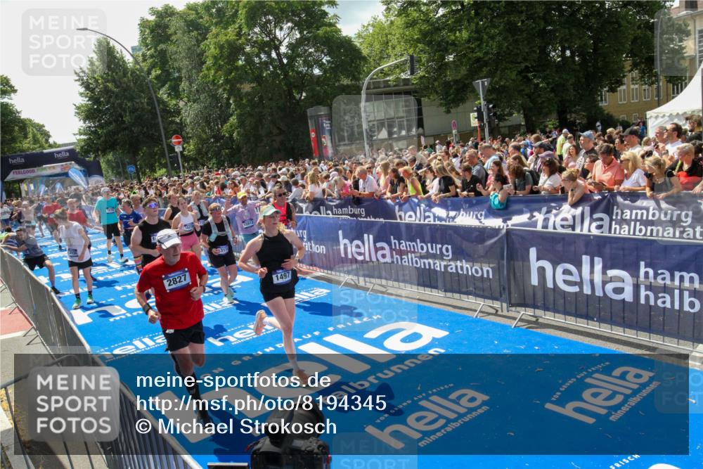 29.06.2025 - hella hamburg halbmarathon Michael Strokosch http://msf.ph/oto/8194345 29.06.2025 11:34:58 Ziel 1078, 1497, 2827, 3230, 3239, 3311, 4624, 5246, 6861, 11697, 12236, 12901, 13111, 13113, 14632, 15912, 15951, 15957, 16238, 16570, 16571, 17135, 17389, 17883 meine-sportfotos.de