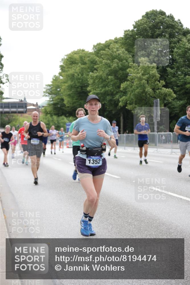 29.06.2025 - hella hamburg halbmarathon Jannik Wohlers http://msf.ph/oto/8194474 29.06.2025 10:24:31 Lombardsbrücke 1740, 2108, 2249, 4008, 4010, 4444, 5126, 7778, 9573, 11400, 11816, 11817, 14898, 15124, 15153, 15942, 17185, 17535, 17954, 18194, 18198 meine-sportfotos.de