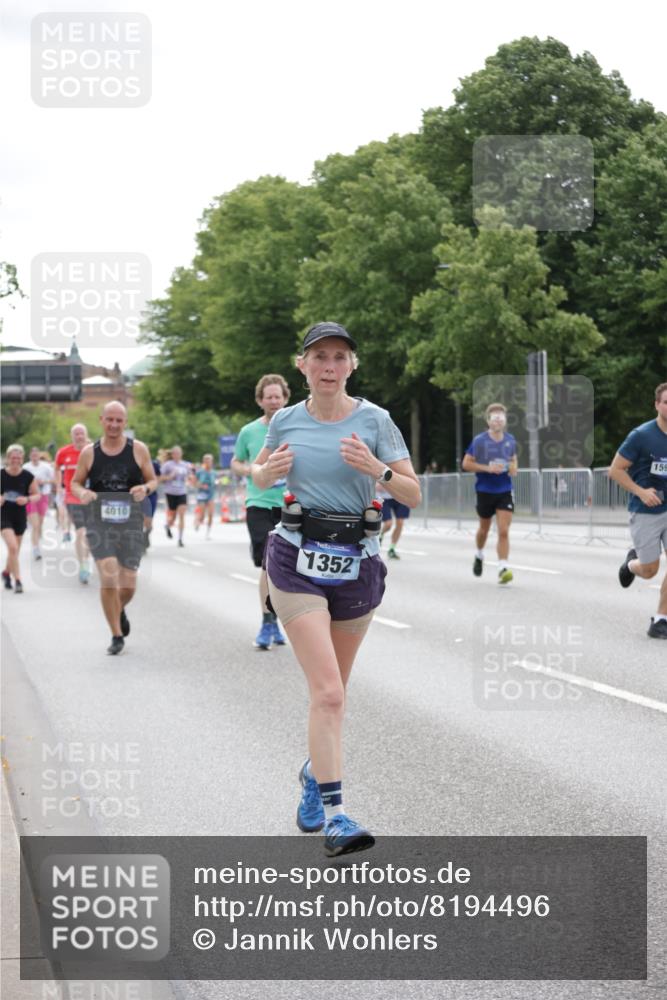 29.06.2025 - hella hamburg halbmarathon Jannik Wohlers http://msf.ph/oto/8194496 29.06.2025 10:24:31 Lombardsbrücke 1740, 2108, 2249, 4008, 4010, 4444, 5126, 7778, 9573, 11400, 11816, 11817, 14898, 15124, 15153, 15942, 17185, 17535, 17954, 18194, 18198 meine-sportfotos.de