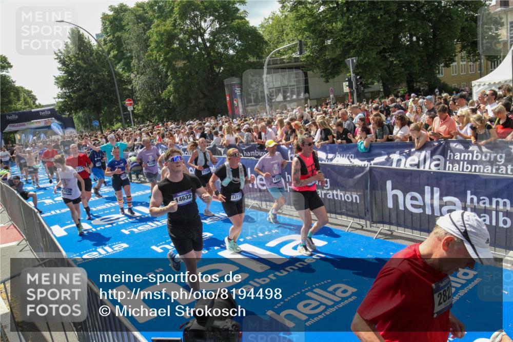 29.06.2025 - hella hamburg halbmarathon Michael Strokosch http://msf.ph/oto/8194498 29.06.2025 11:34:59 Ziel 1078, 1497, 2827, 3230, 3239, 3311, 4624, 5246, 6861, 11697, 12236, 12901, 13111, 13113, 14632, 15676, 15912, 15951, 15957, 16238, 16570, 16571, 17135, 17389, 17883 meine-sportfotos.de