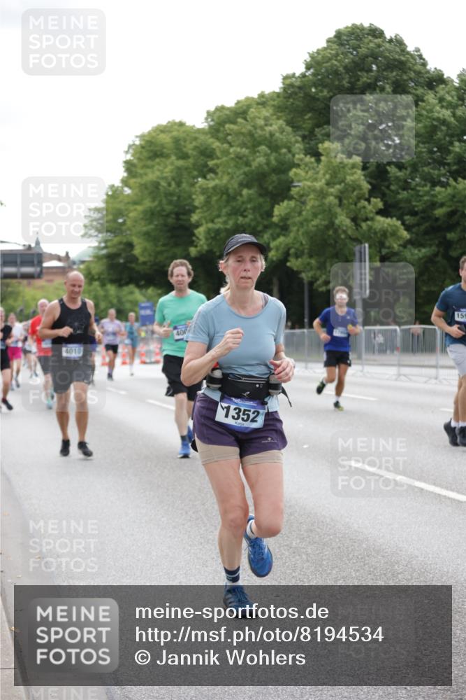 29.06.2025 - hella hamburg halbmarathon Jannik Wohlers http://msf.ph/oto/8194534 29.06.2025 10:24:31 Lombardsbrücke 1740, 2108, 2249, 4008, 4010, 4444, 5126, 7778, 9573, 11400, 11816, 11817, 14898, 15124, 15153, 15942, 17185, 17535, 17954, 18194, 18198 meine-sportfotos.de