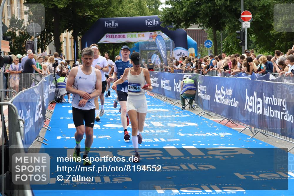 29.06.2025 - hella hamburg halbmarathon Zöllner http://msf.ph/oto/8194552 29.06.2025 10:35:13 Ziel 4740, 7628, 11559, 14069, 15415, 16963, 16964, 17022 meine-sportfotos.de