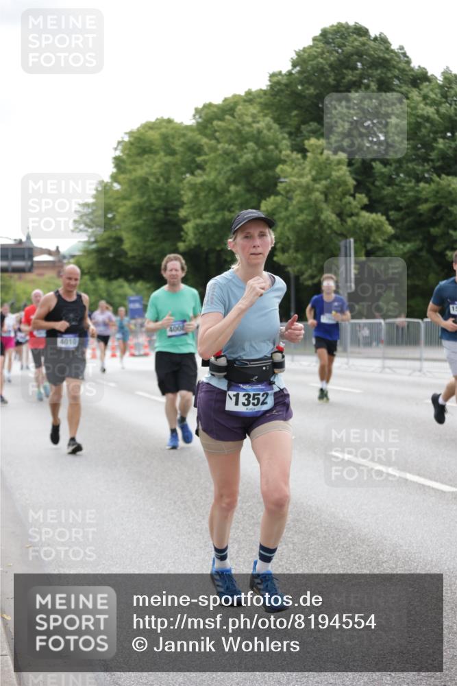 29.06.2025 - hella hamburg halbmarathon Jannik Wohlers http://msf.ph/oto/8194554 29.06.2025 10:24:31 Lombardsbrücke 1740, 2108, 2249, 4008, 4010, 4444, 5126, 7778, 9573, 11400, 11816, 11817, 14898, 15124, 15153, 15942, 17185, 17535, 17954, 18194, 18198 meine-sportfotos.de