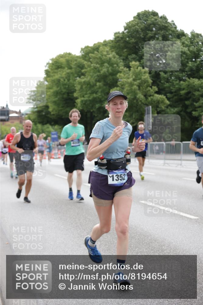 29.06.2025 - hella hamburg halbmarathon Jannik Wohlers http://msf.ph/oto/8194654 29.06.2025 10:24:32 Lombardsbrücke 1740, 2108, 2249, 4008, 4010, 4444, 5126, 7778, 9573, 11400, 11816, 11817, 14649, 14898, 15124, 15153, 15942, 17185, 17535, 17954, 18194, 18198 meine-sportfotos.de