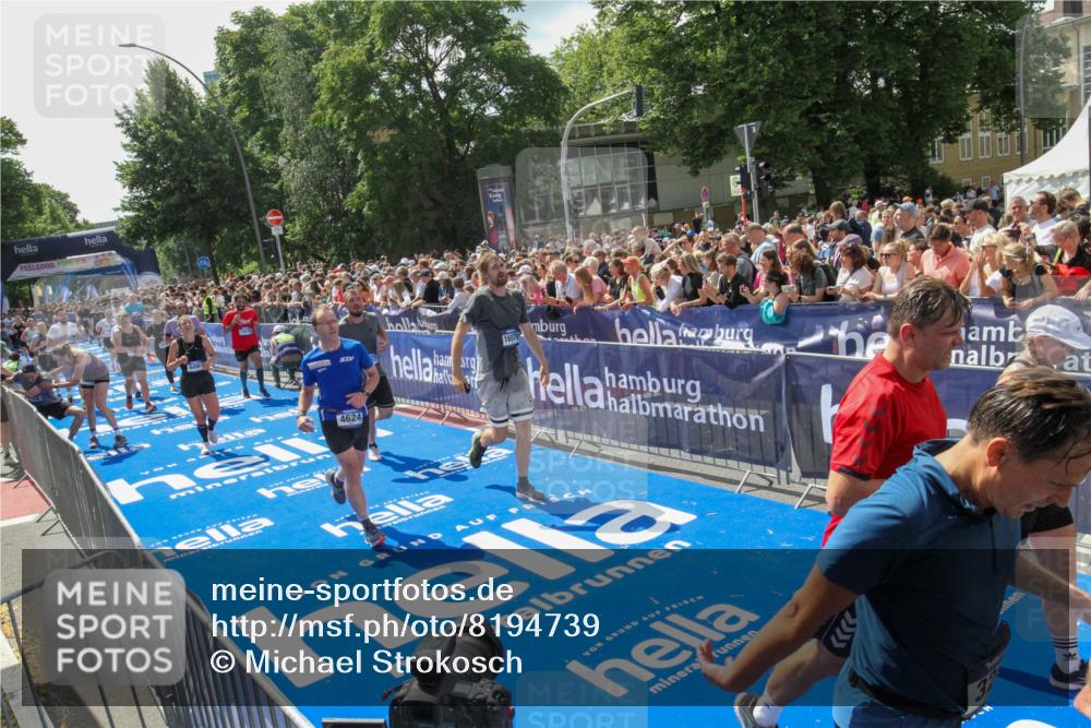 29.06.2025 - hella hamburg halbmarathon Michael Strokosch http://msf.ph/oto/8194739 29.06.2025 11:35:04 Ziel 3230, 3239, 4624, 5822, 6861, 11440, 11642, 15475, 15572, 15676, 15677, 15845, 15951, 15957, 16570, 16571, 17135, 17553, 19099 meine-sportfotos.de