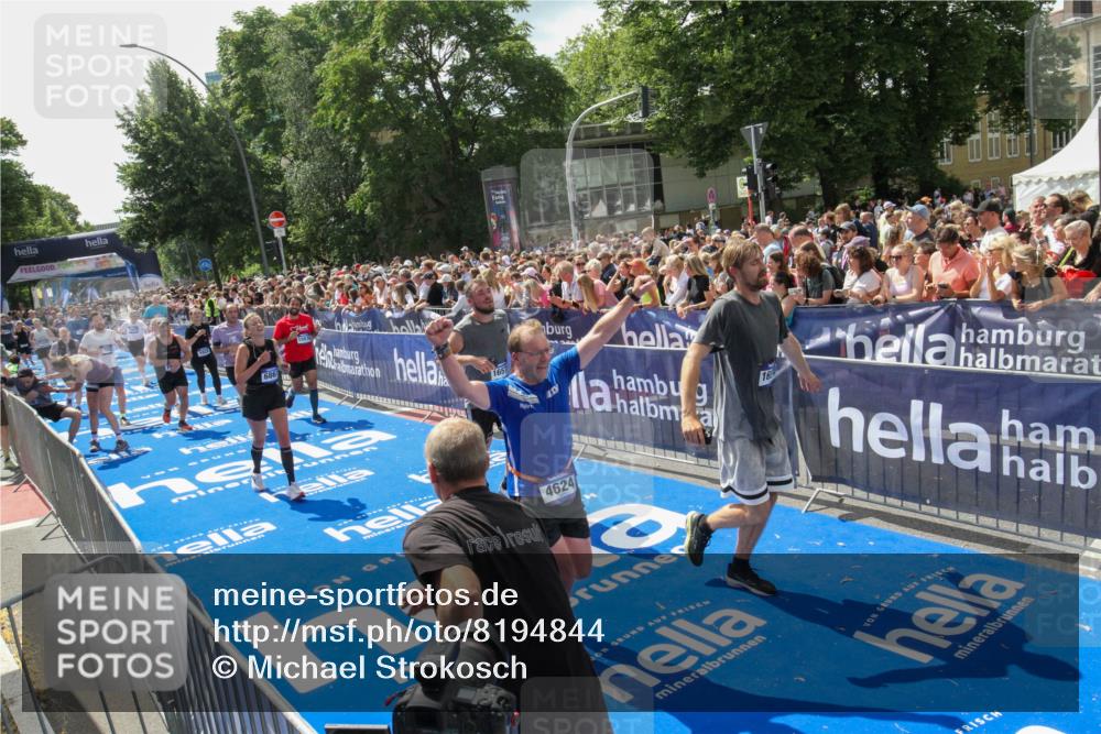 29.06.2025 - hella hamburg halbmarathon Michael Strokosch http://msf.ph/oto/8194844 29.06.2025 11:35:05 Ziel 4624, 5822, 6861, 11440, 11587, 11642, 15475, 15572, 15676, 15677, 15845, 15957, 16464, 16570, 16571, 17135, 17553, 19099 meine-sportfotos.de