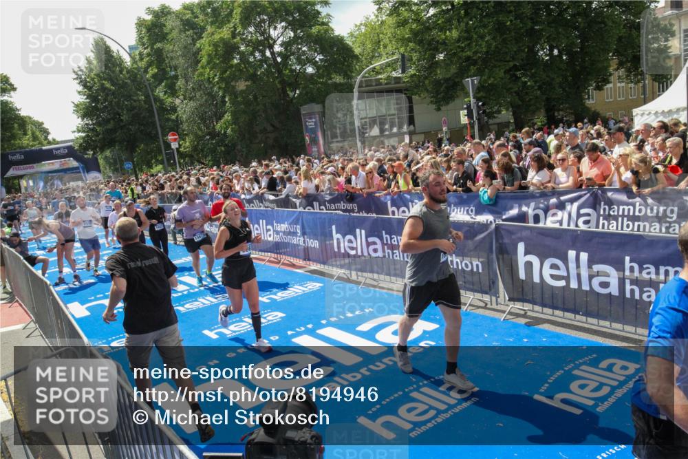 29.06.2025 - hella hamburg halbmarathon Michael Strokosch http://msf.ph/oto/8194946 29.06.2025 11:35:06 Ziel 4624, 5822, 6861, 9034, 11440, 11587, 11642, 11825, 11979, 15475, 15572, 15676, 15677, 15845, 16464, 16571, 17553, 19099 meine-sportfotos.de