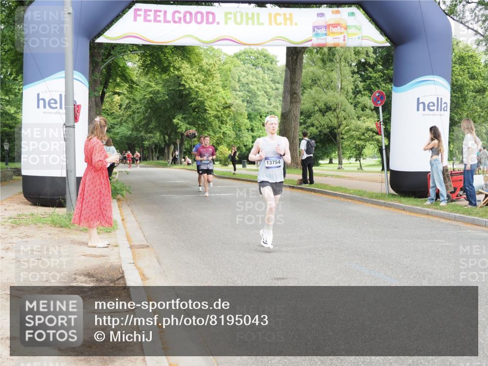 29.06.2025 - hella hamburg halbmarathon MichiJ http://msf.ph/oto/8195043 29.06.2025 10:20:28 Zwischen KM18-KM19 2851, 5826, 7481, 10017, 11413, 11857, 13754, 17322, 18177 meine-sportfotos.de