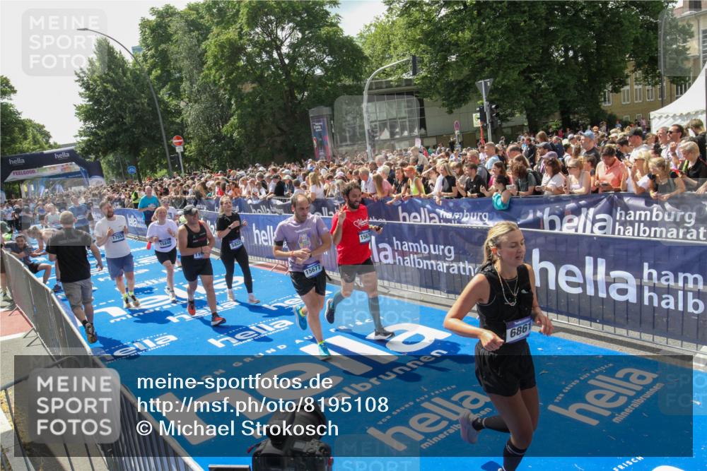 29.06.2025 - hella hamburg halbmarathon Michael Strokosch http://msf.ph/oto/8195108 29.06.2025 11:35:07 Ziel 5822, 6359, 6861, 9034, 10159, 11440, 11587, 11642, 11825, 11979, 15475, 15572, 15676, 15677, 15845, 16464, 16571, 17553, 19099 meine-sportfotos.de