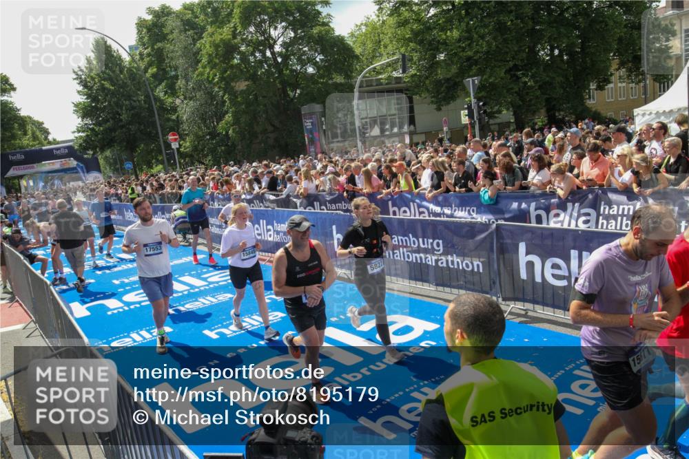 29.06.2025 - hella hamburg halbmarathon Michael Strokosch http://msf.ph/oto/8195179 29.06.2025 11:35:08 Ziel 4970, 5822, 6359, 9034, 9288, 10159, 11440, 11587, 11642, 11825, 11979, 15475, 15572, 15676, 15677, 15845, 16464, 17553, 18087, 19099 meine-sportfotos.de
